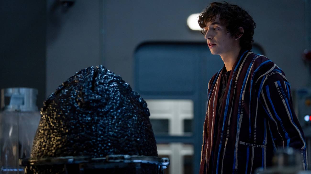 Boy Kavalier (Samuel Blenkin) inspects a Xenomorph egg.